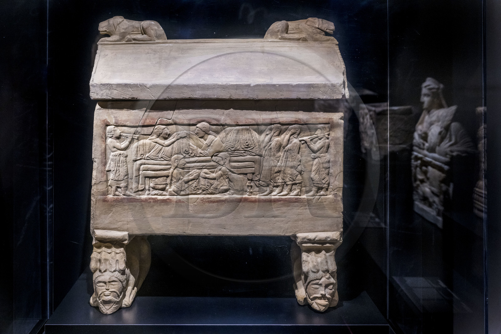 France, Gard (30), Nîmes, Musée de la Romanité, urne cinéraire étrusque achaique en pierre (fin du VIème siècle av. J.-C.)(exposition temporaire)