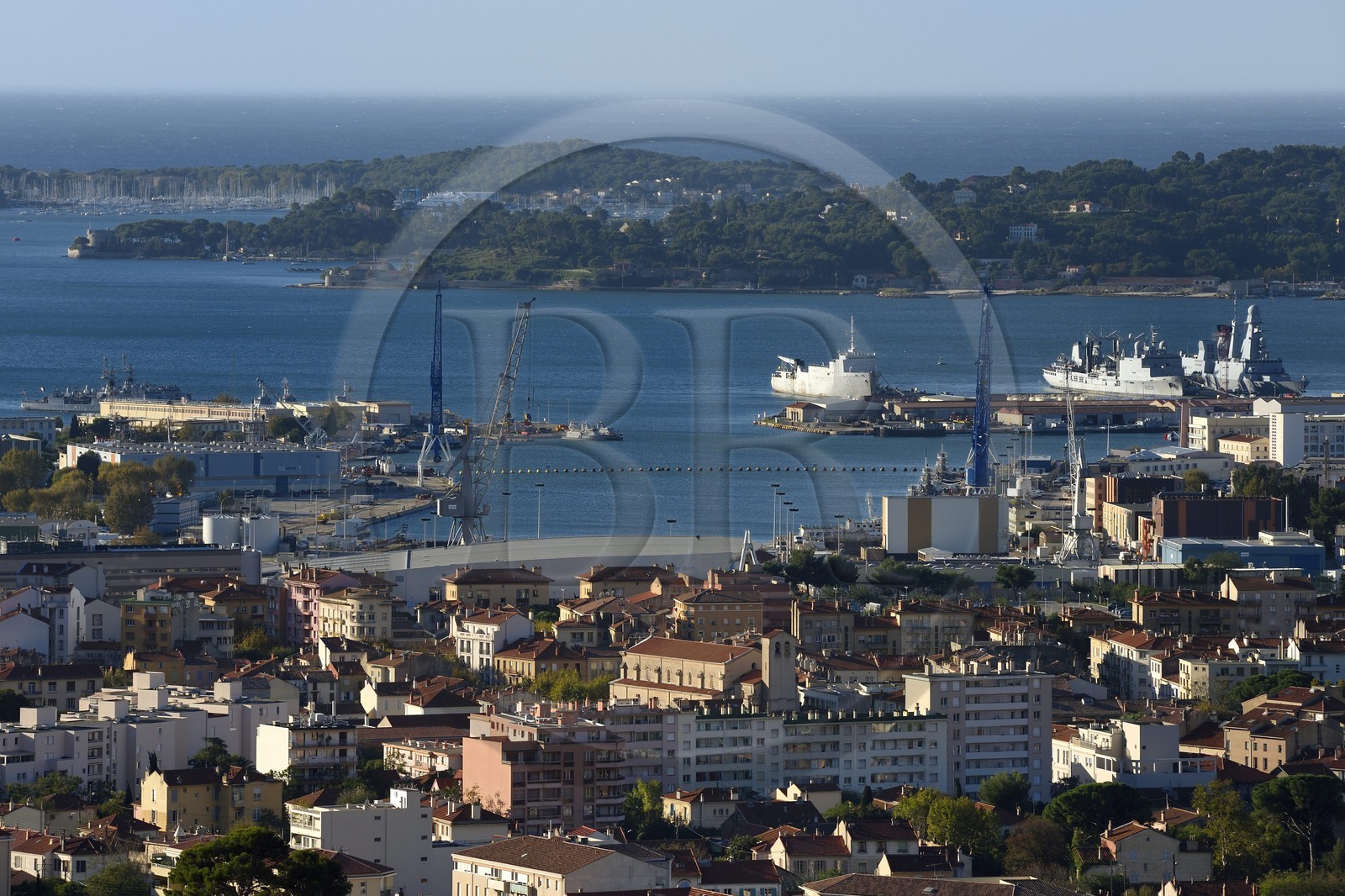 France, Var (83), Toulon, la rade, le port militaire (Arsenal) depuis le Mont Faron, La Seyne sur Mer en arrière plan