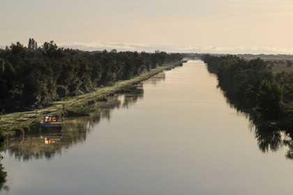 France, Gard (30), la Petite Camargue, Vauvert, le canal du Rhône à Sète au petit matin à Gallician