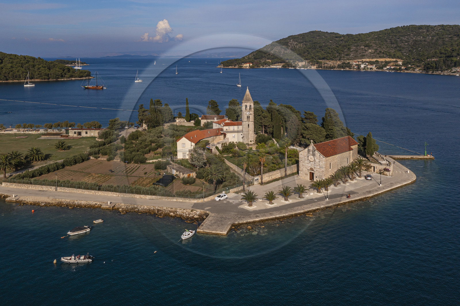 Croatie, Dalmatie, cote dalmate, Ile de Vis, village de Vis,monastère Saint-Jérome édifié au XVIe siècle par les franciscains sur la petite péninsule de Pirovo (vue aérienne)