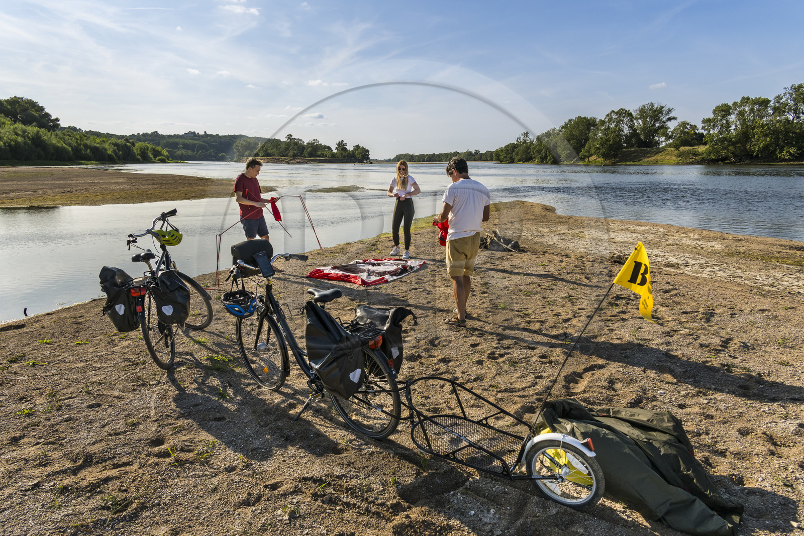 France, Maine-et-Loire (49), vallée de la Loire classée au Patrimoine Mondial par l'UNESCO, Saumur vers Saint-Hilaire, randonnée à bicyclette le long des berges de la Loire, installation du campement pour la nuit sur un des bancs de sable formant des îles sur la Loire