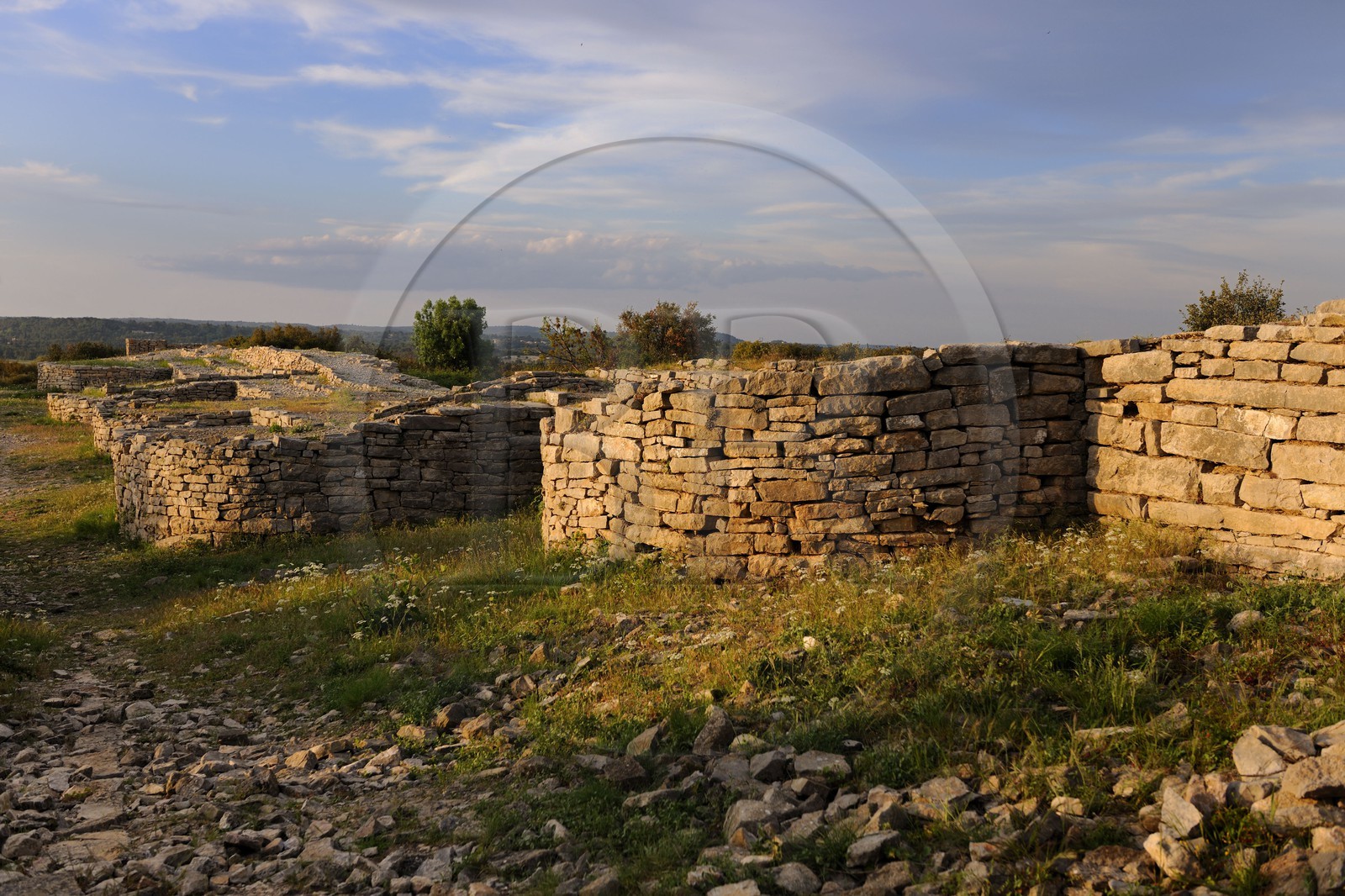 France, Hérault (34), près de Lunel, Oppidum d'Ambrussum ancien oppidum gaulois situé sur la Voie Domitienne (Via Domitia), enceinte du IIIe siècle av. J.-C. dégagée sur 650 mètres et flanquée de vingt-cinq tours