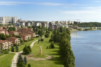 Suède, Comté de Vasterbotten, Umea, oeuvre Pince à Linge de Mehmet Ali Uysal à coté du Bildmuseet (Musée d'art contemporain et de la culture visuelle) à Umea Arts Campus en bordure de la rivière Ume (Umeälven)