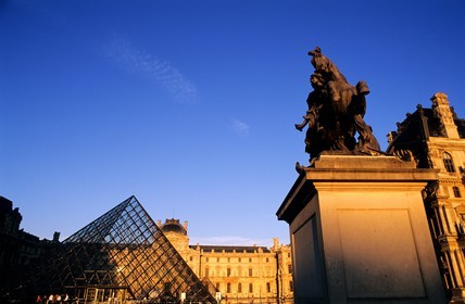 France, Paris (75), musée du Louvre et Pyramide par l'architecte Ieoh Ming Pei