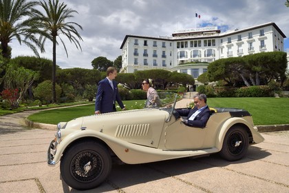 France, Alpes Maritimes (06), Saint-Jean-Cap-Ferrat, Grand-Hotel du Cap-Ferrat, palace 5 étoiles du groupe Four Seasons Hotel, le portier accueille des clients en Morgan Roadster 4 4