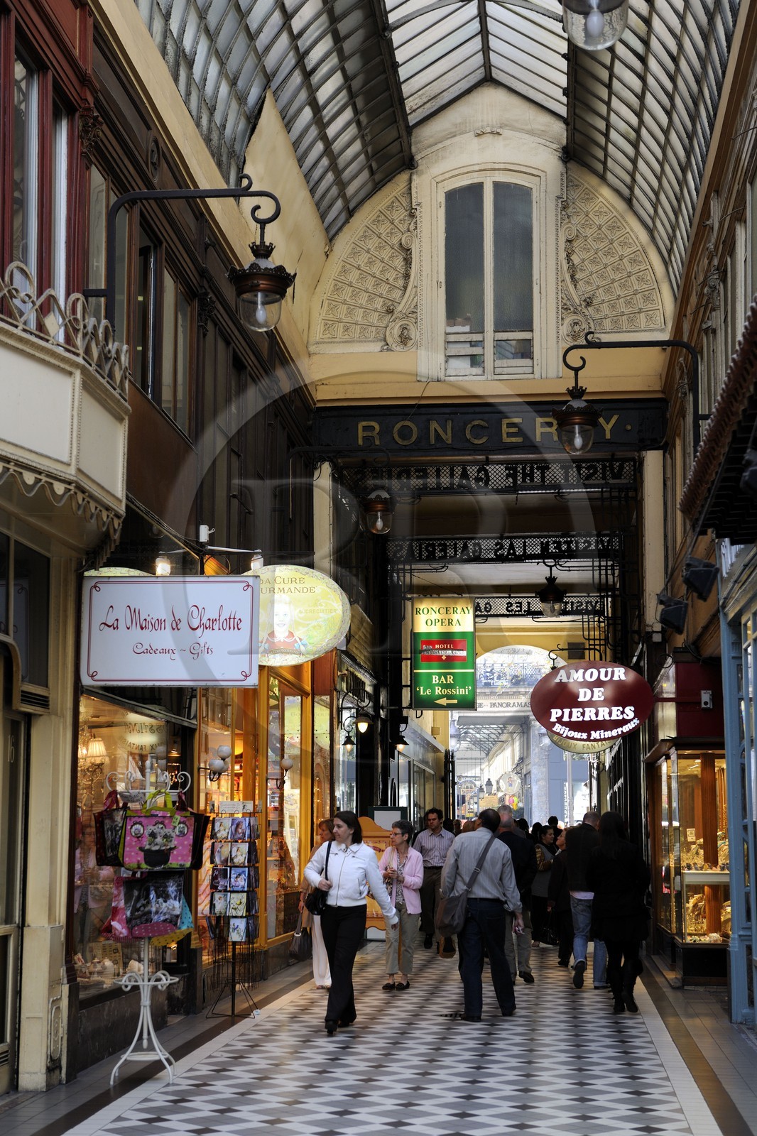 France, Paris (75), Passage Jouffroy et l'entrée de l'hotel Ronceray sur le boulevard Montmartre
