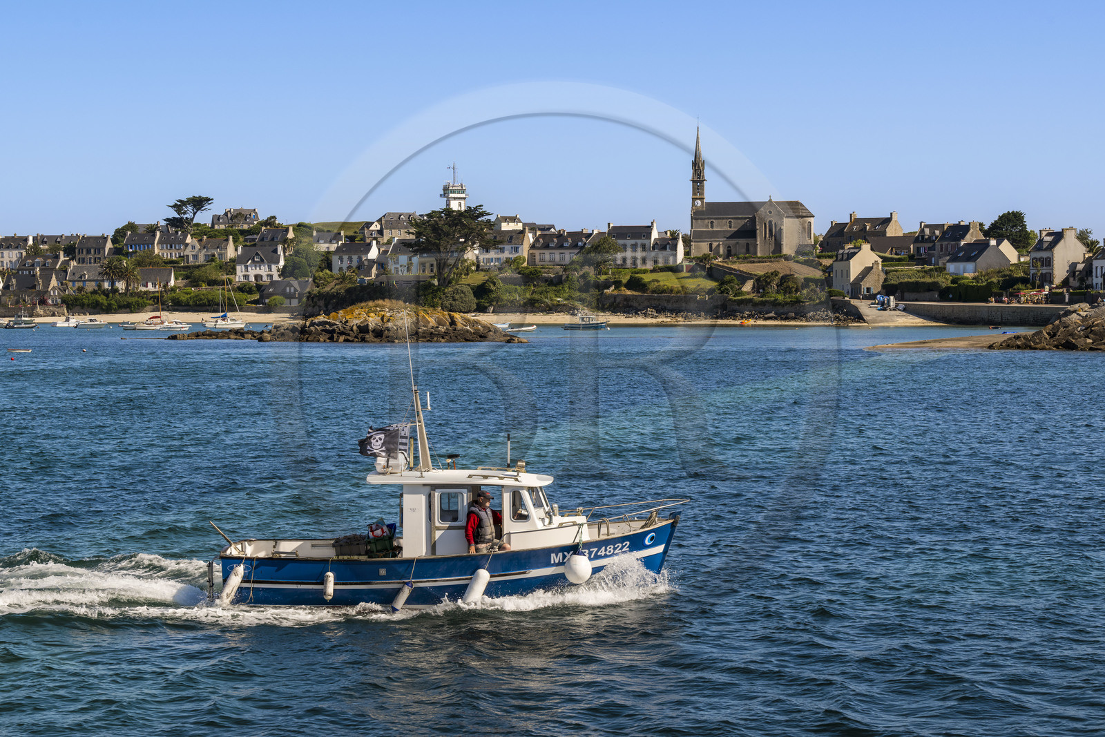 France, Finistère (29), Iles du Ponant, Ile de Batz, bateau partant à la pêche et l'église Notre-Dame-du-Bon-Secours dans le Bourg