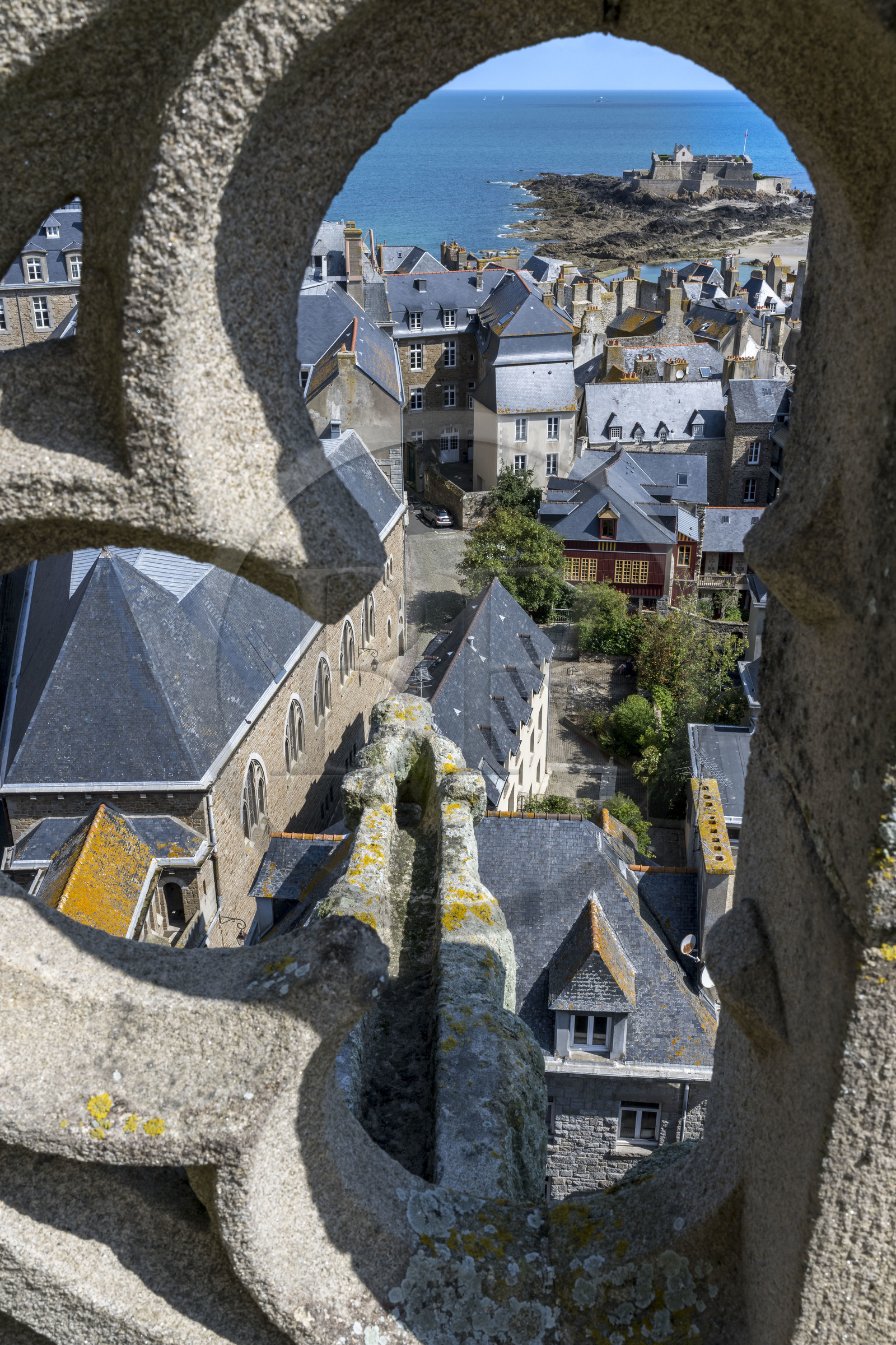 France, Ille-et-Vilaine (35), Côte d'Emeraude, Saint-Malo, Cathédrale Saint-Vincent de Saint-Malo, vue sur la ville depuis le haut du clocher de la cathédrale vers le Nord et le Fort National en arrière plan
