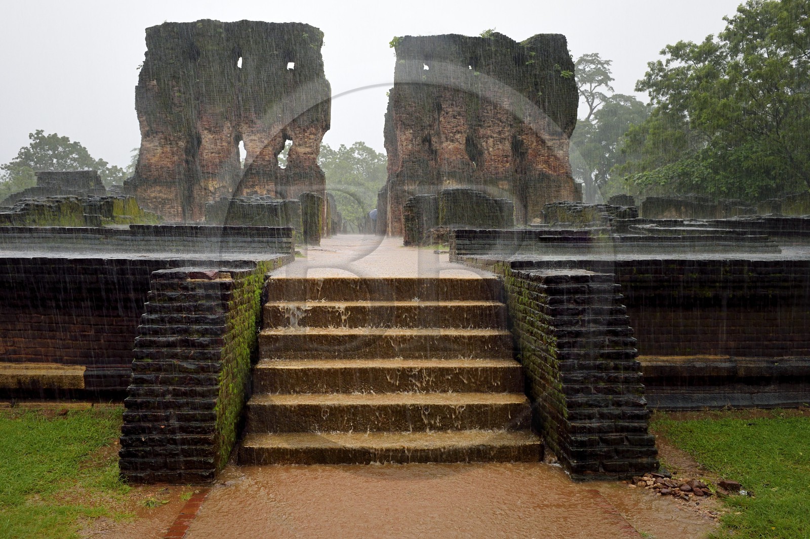 Sri Lanka, province du Centre-Nord, Polonnaruwa, l'ancienne capital du pays (XIe au XIIIe siècle) est classée au Patrimoine Mondial de l'UNESCO, ruines du Palais Royal