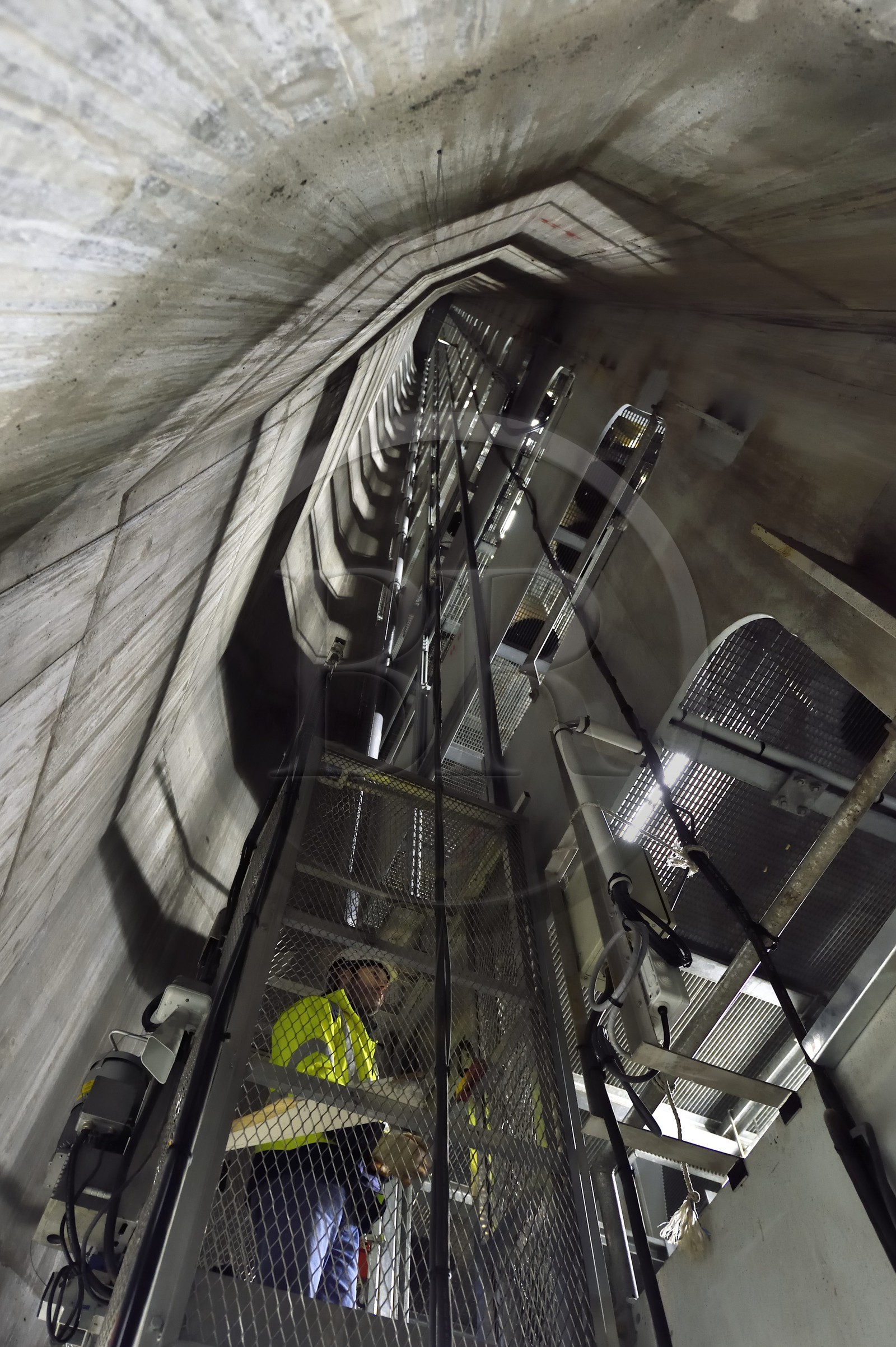 France, entre Calvados (14) et Seine-Maritime (76), le Pont de Normandie, monte-charge à l'intérieur de la partie sommitale du pylône sud