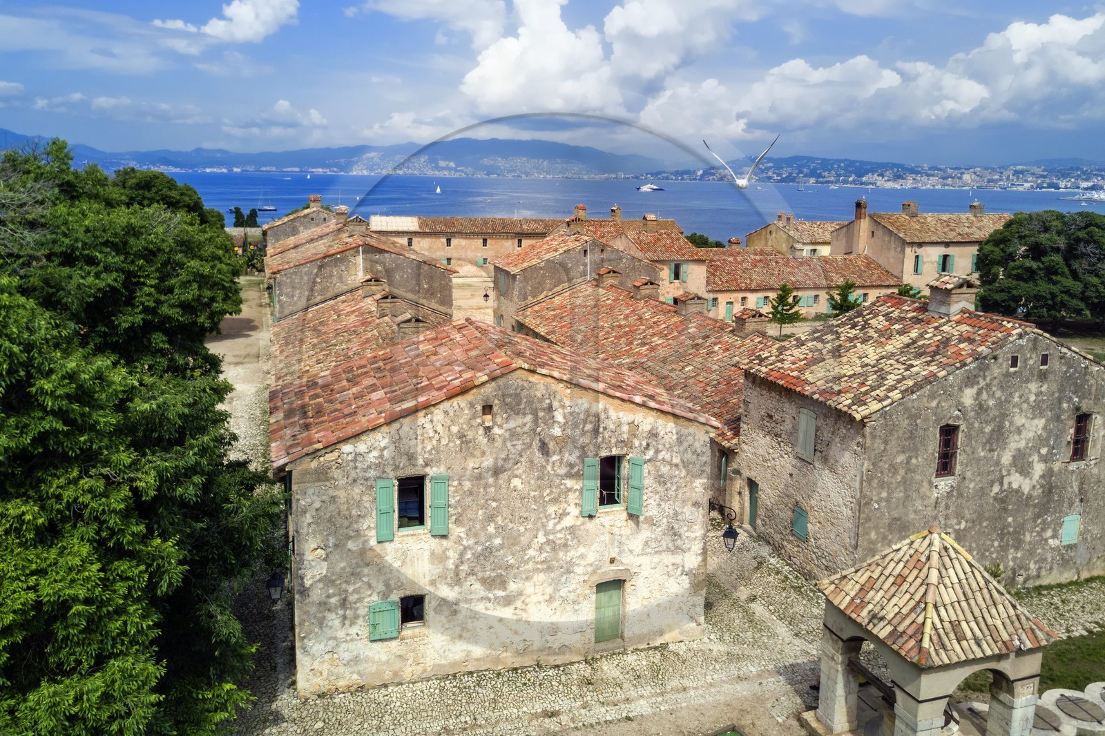 France, Alpes-Maritimes (06), Cannes, Iles de Lérins, Ile Sainte-Marguerite, le Fort Royal fortifié par Vauban, le puit et une ruelle