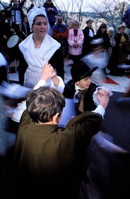 France, Bouches-du-Rhône (13), Les Baux-de-Provence, labellisé Les Plus Beaux Villages de France, fêtes de Noël, aubade, danses traditionnelles