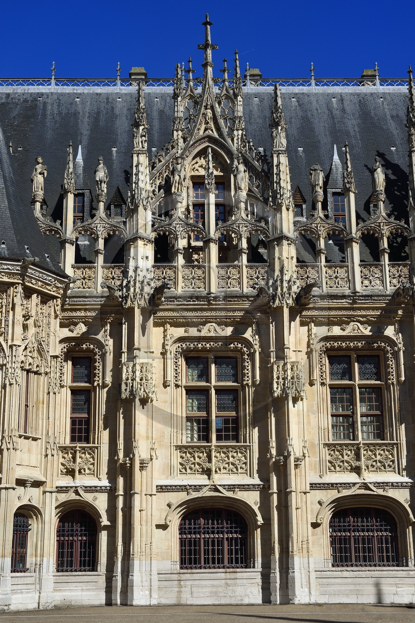 France, Seine-Maritime (76), Rouen, le Palais de justice de Rouen est l'ancien Parlement de Normandie et une des quelques réalisations de l'architecture gothique civile de la fin du Moyen Age en France, facade de la court