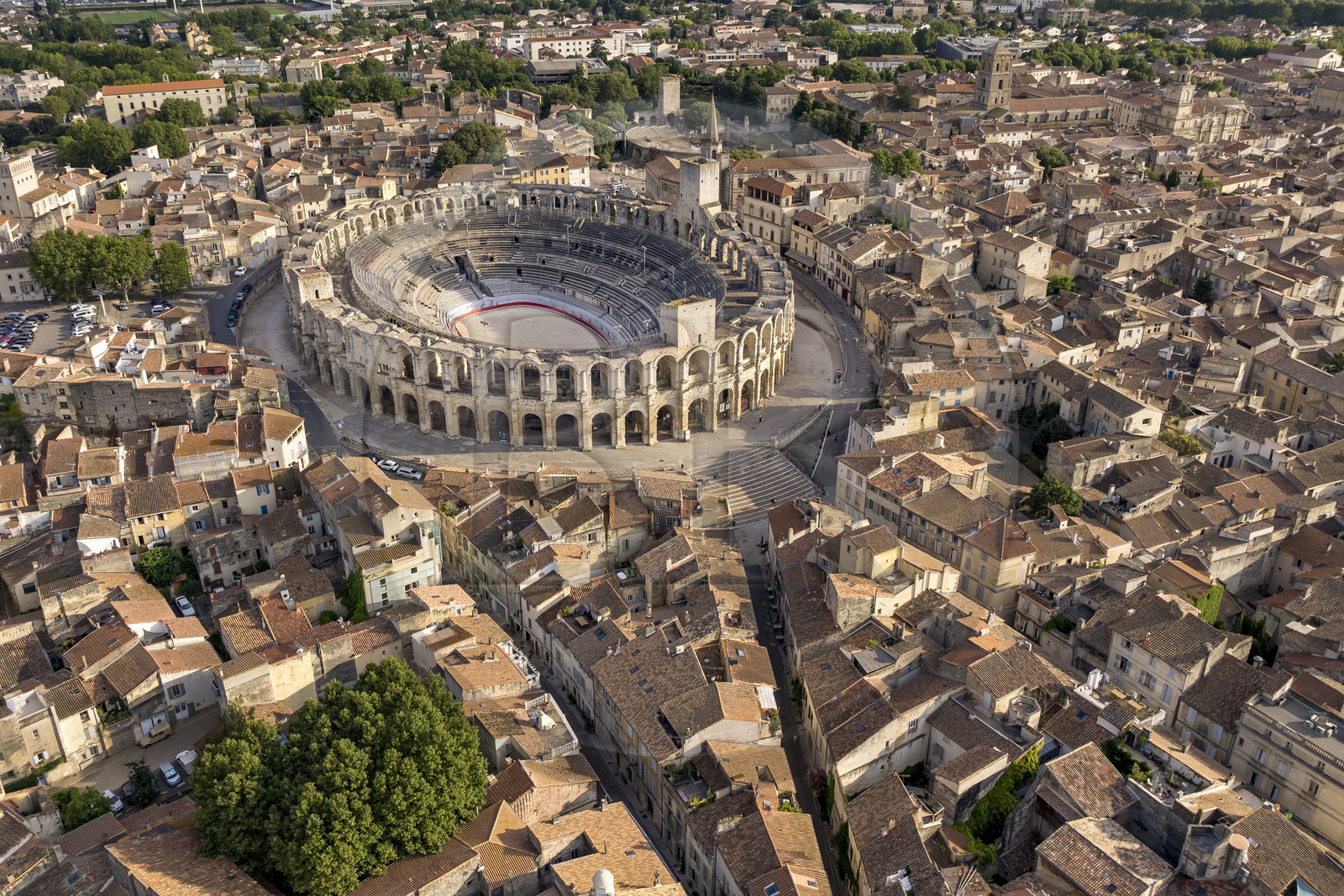 France, Bouches-du-Rhône (13), Arles, les Arènes, amphithéatre romain construit vers 80-90 apr. J.-C., classé Patrimoine Mondial de l'UNESCO, au coeur de la vieille ville (vue aérienne)