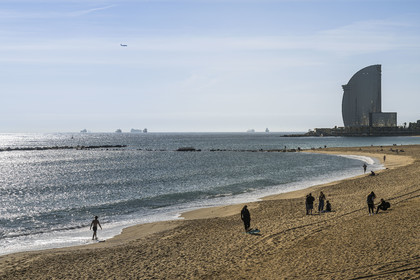 Espagne, Catalogne, Barcelone, La Barceloneta, la plage et l'Hotel W Barcelona de l'architecte Ricardo Bofill sur le front de mer en arrière plan