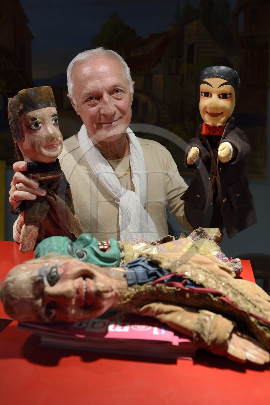France, Rhône (69), Lyon, quartier de la Croix-Rousse, compagnie  Guignol un gone de Lyon, le marionnetiste Daniel Streble avec deux de ses Guignol qui ont plus de 180 ans