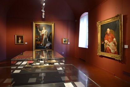 France, Corse-du-Sud (2A), Ajaccio, musée Fesch (musée des beaux-arts), salle de la collection napoléonienne, le sacre de Napoleon au centre et portrait de Cardinal Fesch à droite