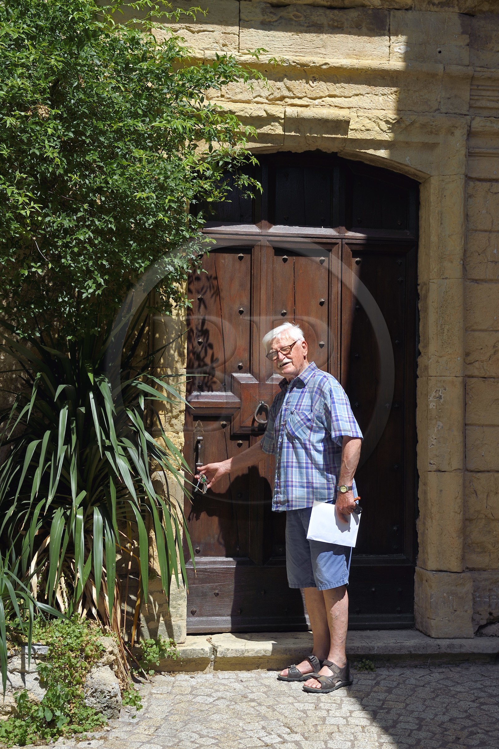France, Var (83), La Dracénie, village de Tourtour, labellisé Les Plus Beaux Villages de France, Jean Dauphin propriétaire du vieux chateau du XIIème siècle transformé en habitation