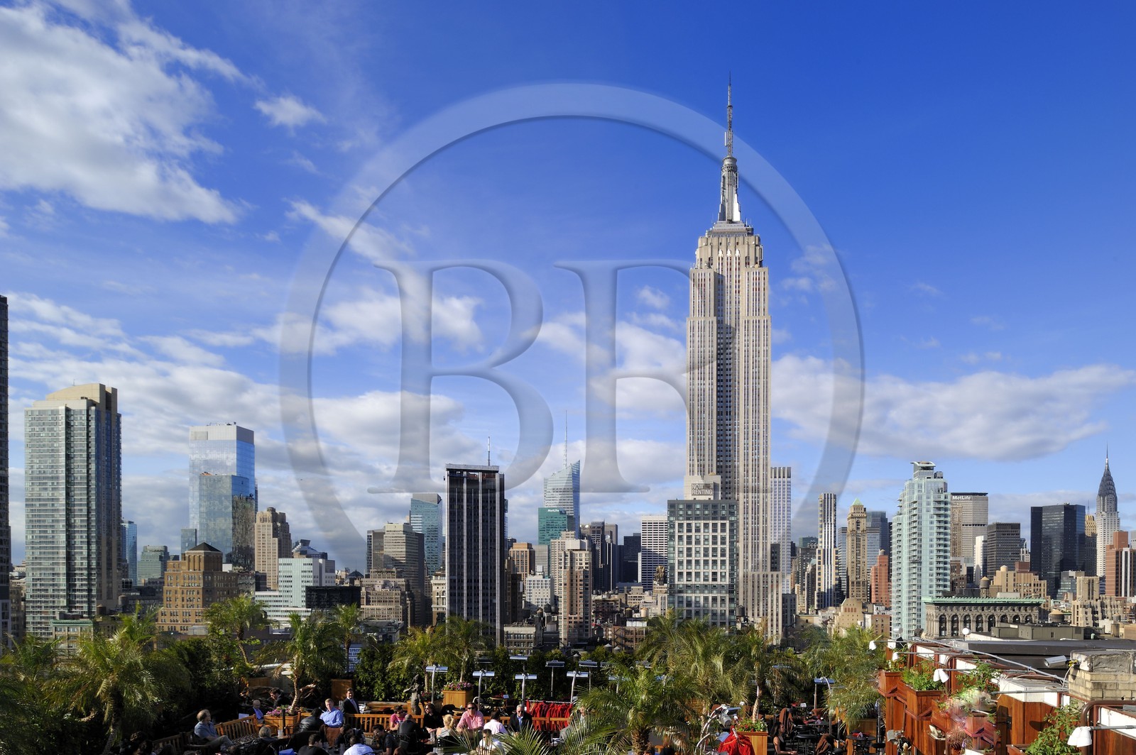 United States, New York, Manhattan, Midtown, the 230 terrace cafe on 5th Avenue and the Empire State Building