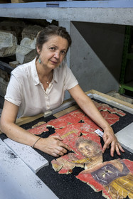 France, Bouches-du-Rhône (13), Arles, musée départemental Arles antique, dans les réserves du musée, issu des fouilles des ruines de la maison de la harpiste (entre 70 et 50 av. J.-C.) dans le site de l'ancienne verrerie de Trinquetaille sur la rive droite du Rhone, assemblage de fragments de la peinture murale à fresque adoptant du rouge vermillon avec le pigment le Cinabre le plus couteux du monde romain, la figure d’une harpiste qui a donnée son nom à la villa présentée par l'archéologue Marie-Pierre Rothé