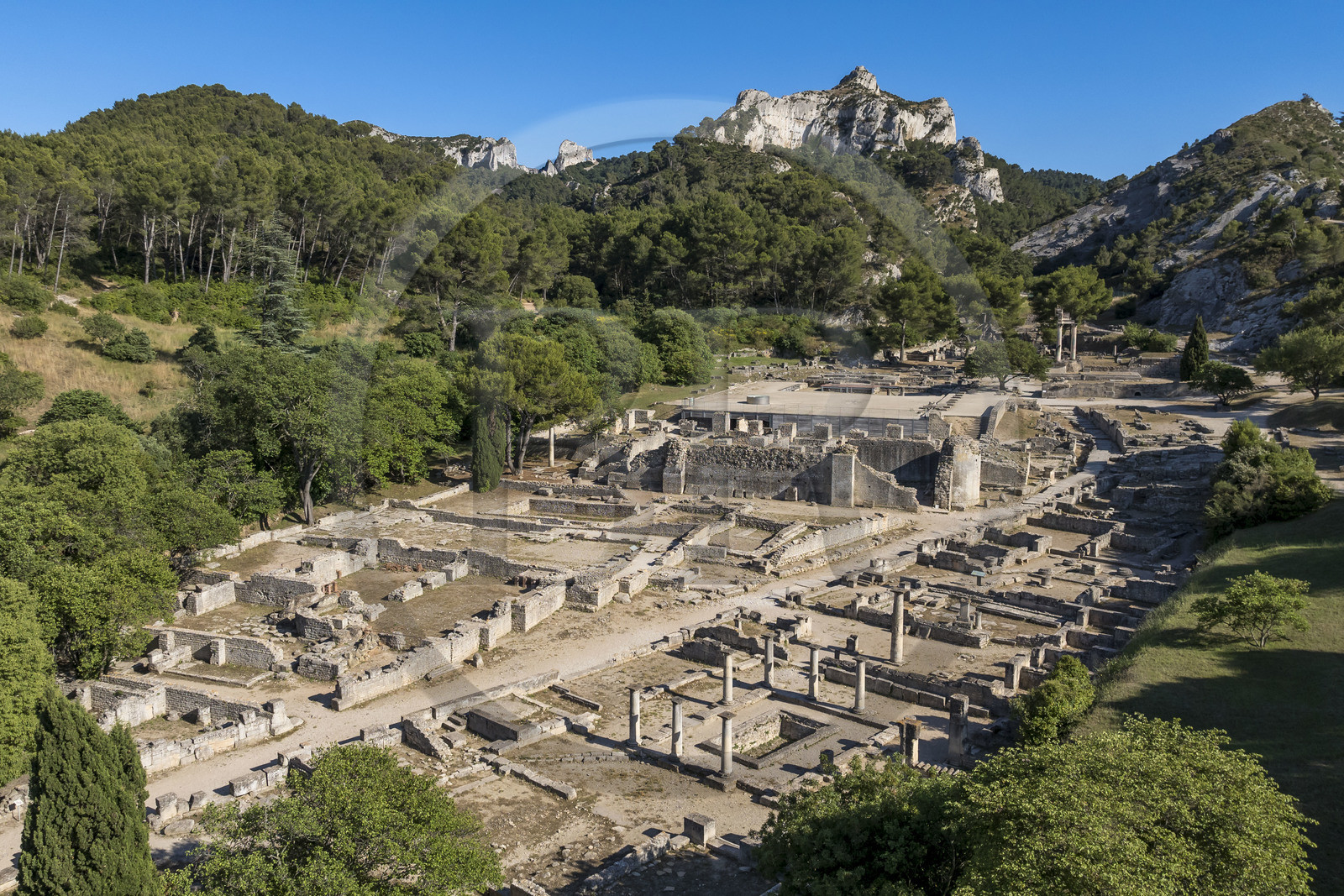 France, Bouches-du-Rhône (13), Parc Naturel Régional des Alpilles, Saint-Rémy-de-Provence, site archéologique de Glanum au pied du massif des Alpilles, maison des Antes avec péristyle et bassin au premier plan à droite (vue aérienne)
