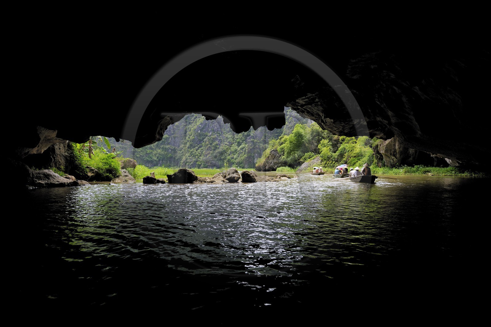 Vietnam, province de Ninh Binh, région surnommée la baie d'Halong terrestre, excursion en barque à Tam Coc entouré de paysages karstiques, passage d'une des trois grottes naturelles crées par la rivière