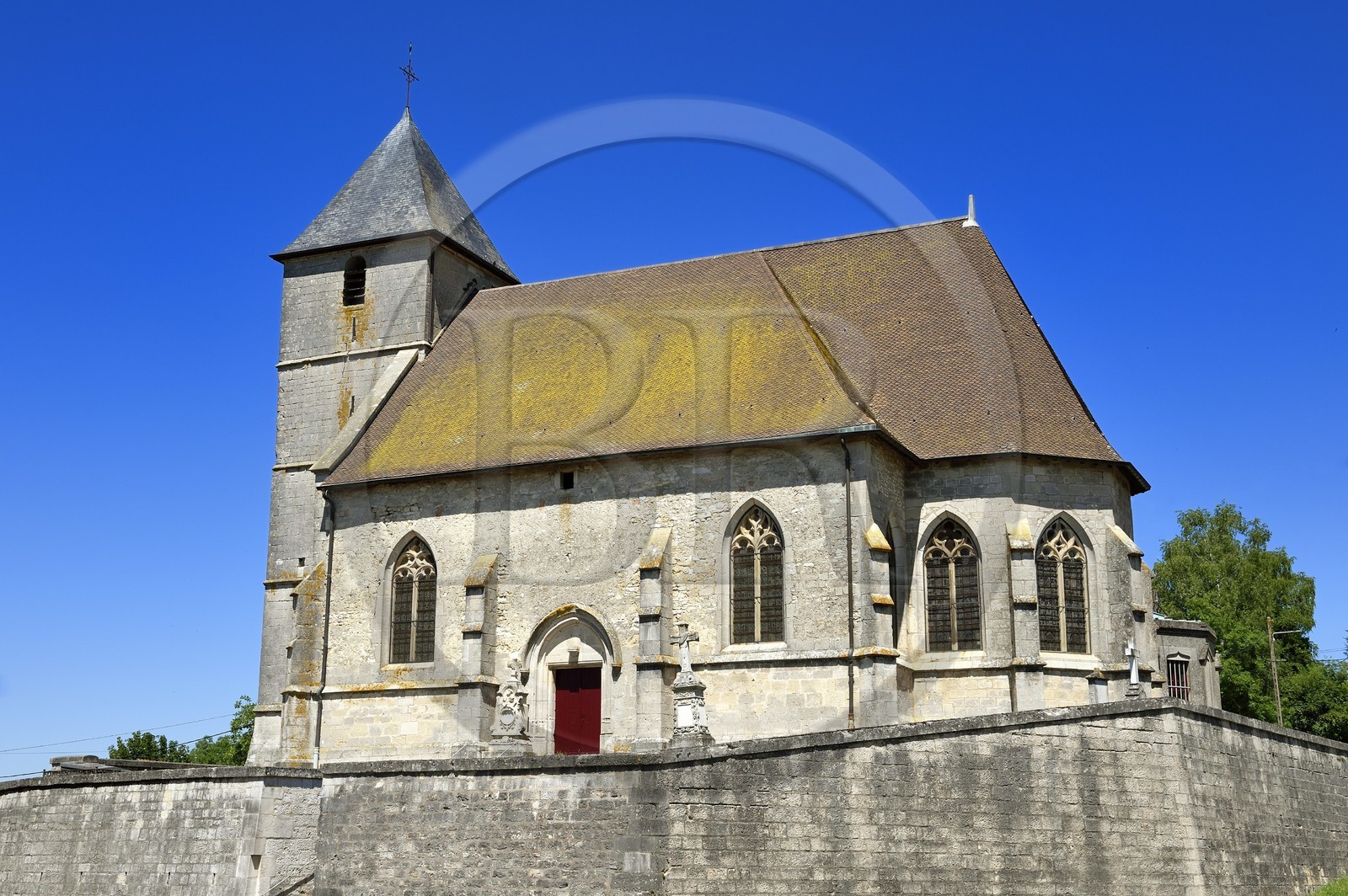 France, Meuse (55), Génicourt-sur-Meuse, église fortifiée Sainte-Marie-Madeleine équipée d'un clocher-donjon à meurtrières
