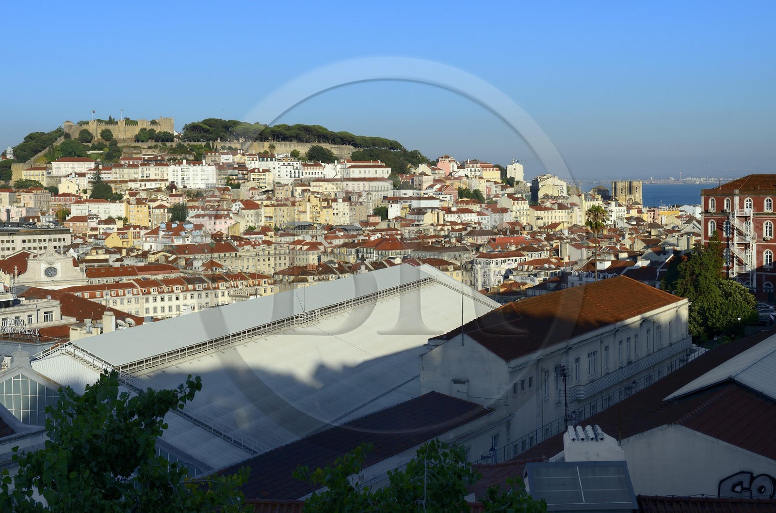Portugal, Lisbonne, vue sur le quartier de la Baixa depuis le Miradouro de Sao Pedro de Alcantara et le Castelo Sao Jorge (château Saint Georges) sur la colline