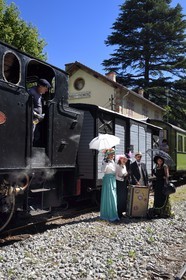France, Alpes-Maritimes (06), Puget Théniers, le Train des Pignes, membres de l'AHVAE (Association d'histoire vivante et de d'archéologie expérimentale) en costume Belle Epoque devant la locomotive à vapeur