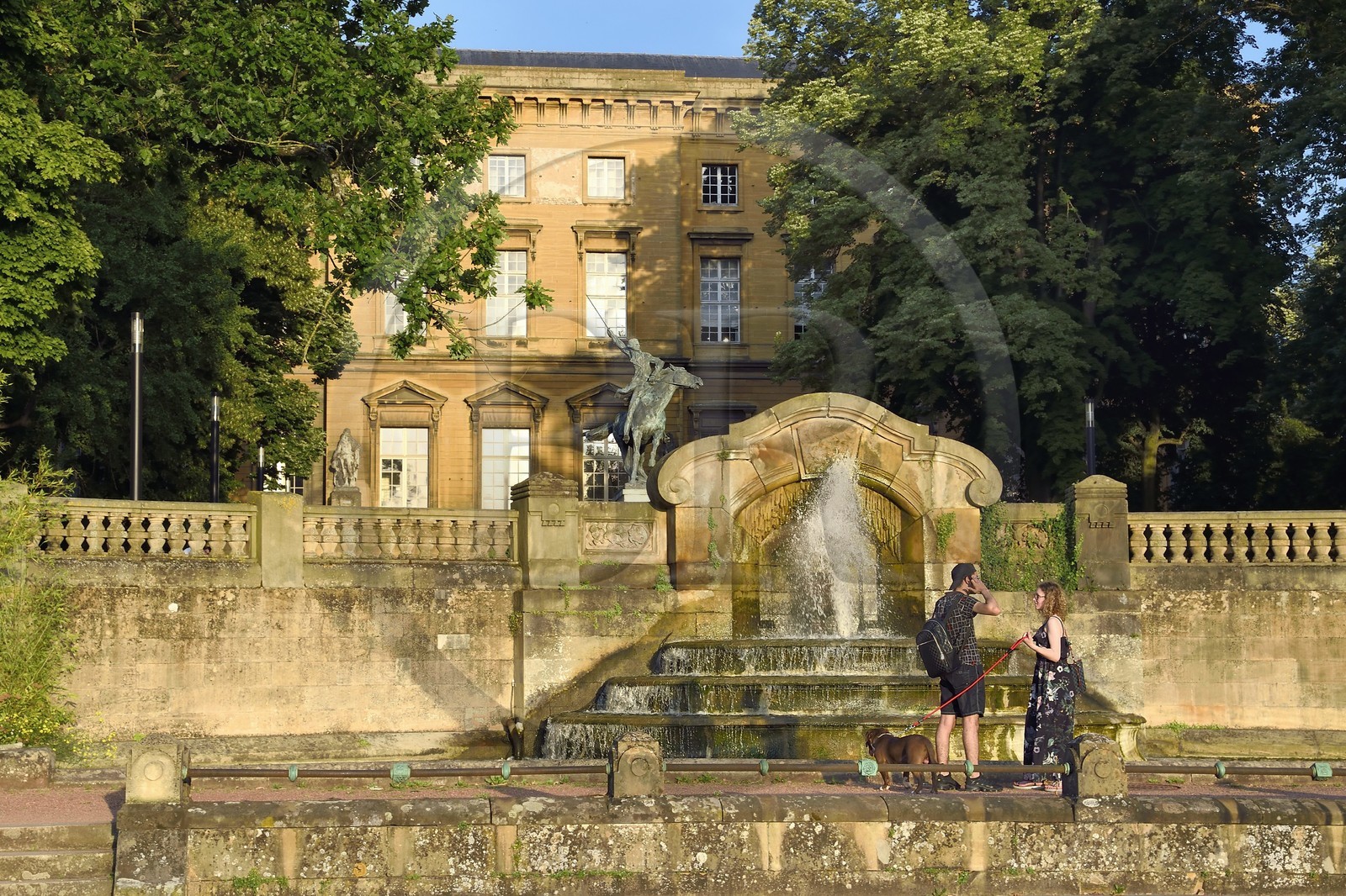 France, Moselle (57), Metz, bassin du Jardin Boufflers et statue de Lafayette