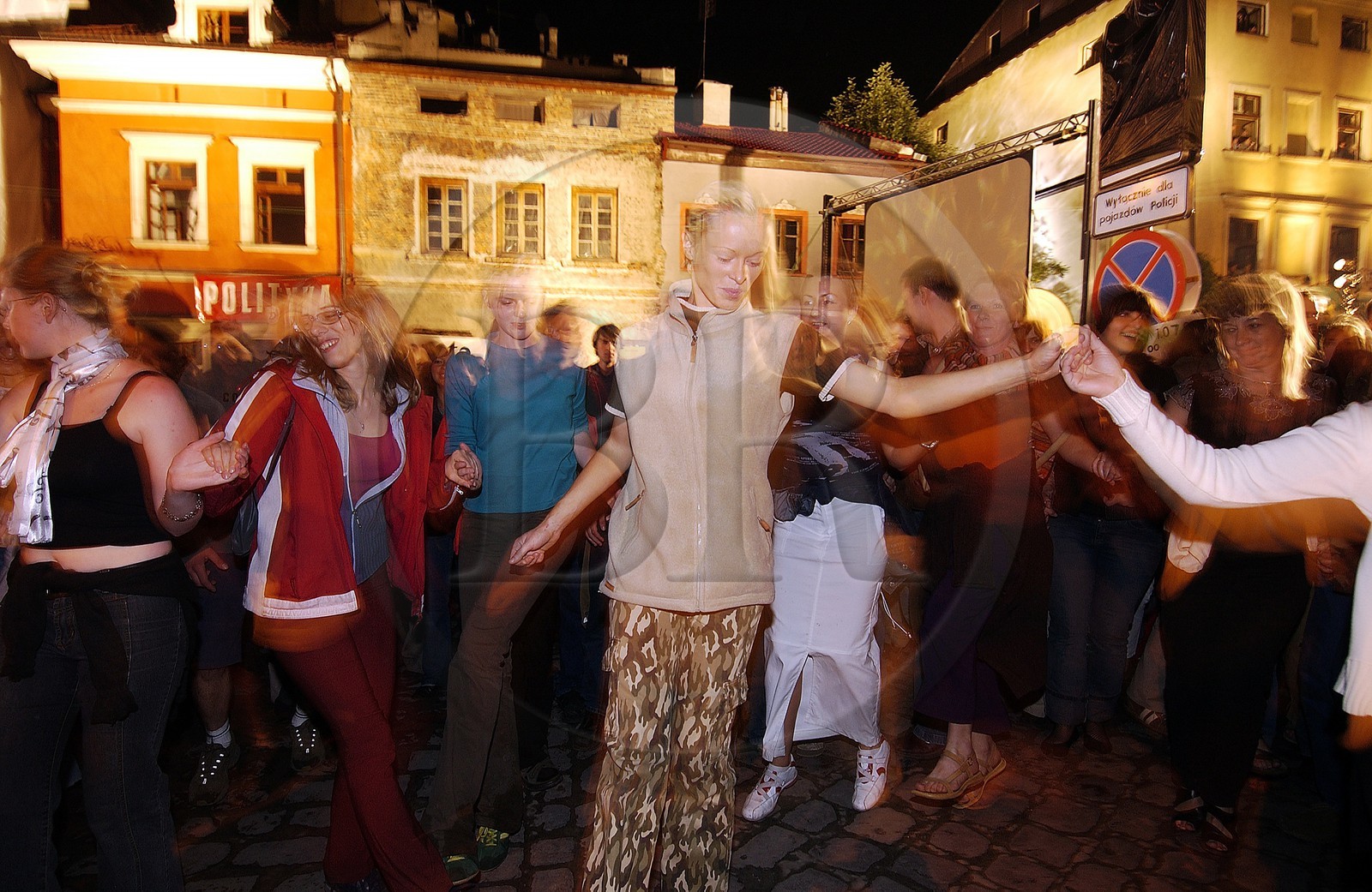Pologne, Cracovie, danse dans la rue lors du festival international de musique juive du quartier juif de Kazimierz
