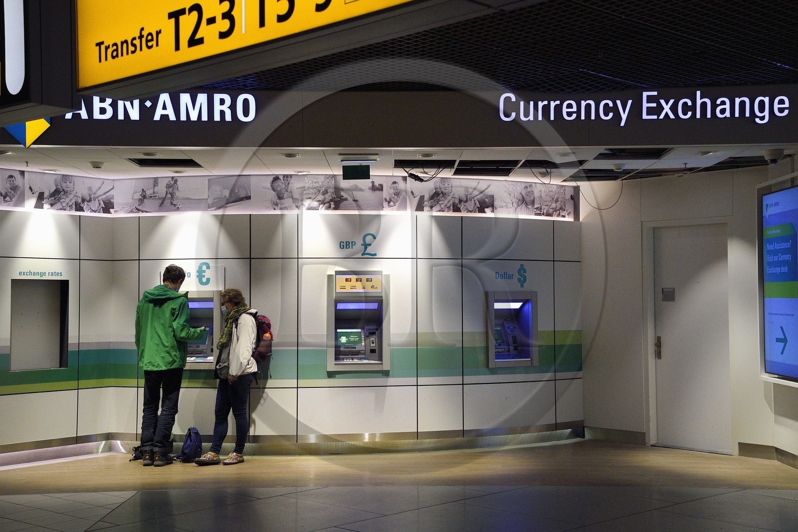 Hollande, Amsterdam, aéroport de Schiphol, distributeur de billets en euros €, livres sterling £ et dollars $
