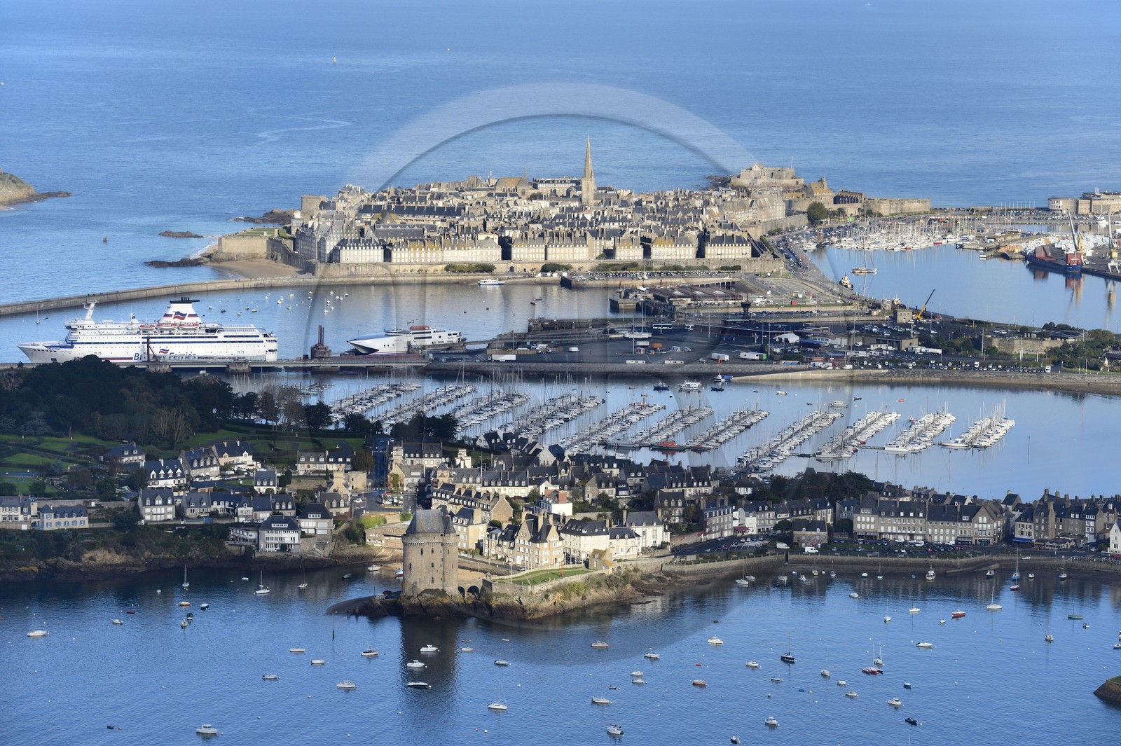 France, Ille-et-Vilaine (35), côte d'émeraude, la vieille ville fortifiée de Saint-Malo à l'abris de ses remparts, le port et la Tour Solidor du quartier Saint-Servan construite en 1382 qui abrite le Musée international du Long-Cours Cap-Hornier au premier plan (vue aérienne)