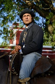 Argentine, province de Buenos Aires, San Antonio de Areco, estancia La Bamba de Areco, gaucho buvant du maté (infusion locale)