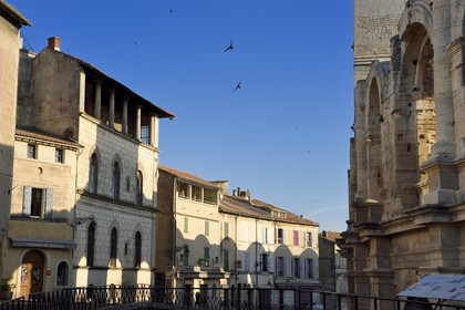 France, Bouches-du-Rhône (13), Arles, Palais de Luppé (colonnes), hotel particulier du XVIIe siècle qui fait face aux Arènes, amphithéâtre romain de 80-90 après JC, classé Patrimoine Mondial de l'UNESCO