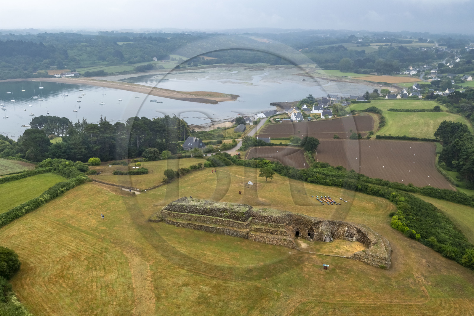 France, Finistère (29), Baie de Morlaix, Presqu'ïle de Kernehelen, site mégalithique du Cairn de Barnenez vieux de 6000 ans (vue aérienne)
