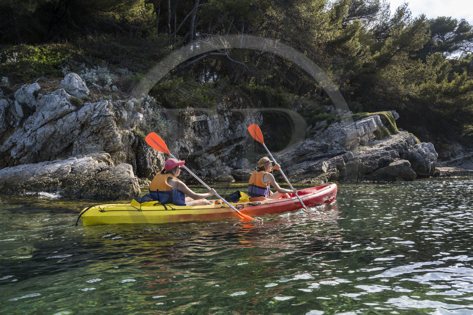 France, Alpes-Maritimes (06), Cannes, randonnée en kayak aux Iles de Lérins, en longeant la cote nord de l'Ile Sainte-Marguerite vers la Pointe du Vengeur