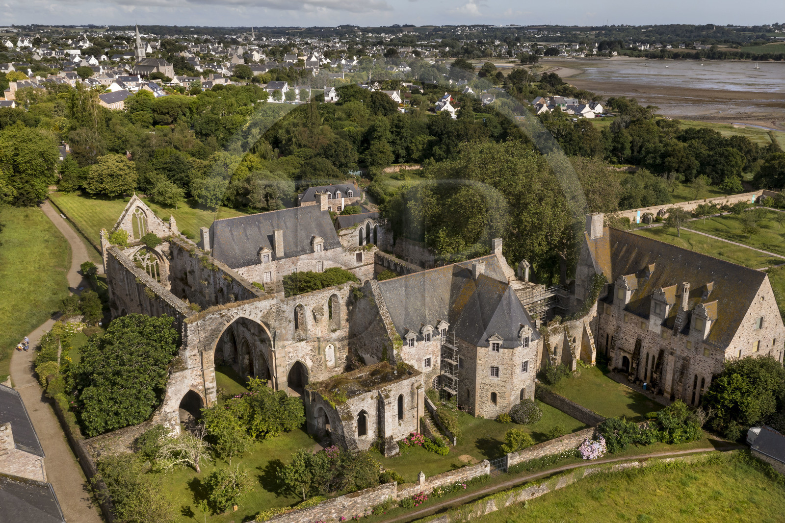 France, Cotes d'Armor, Paimpol, abbaye de Beauport du XIIIème siècle (vue aérienne)