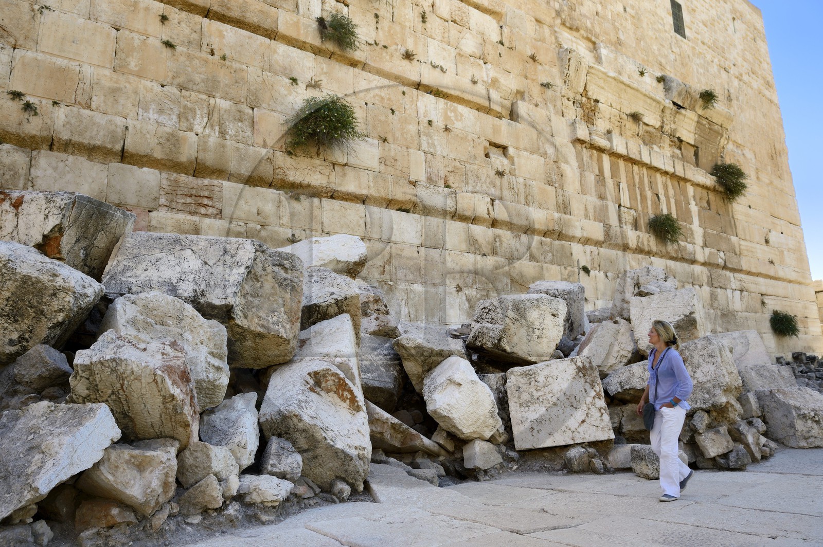 Israel, Jérusalem, ville sainte, vieille-ville classée Patrimoine Mondial de l'UNESCO, Le Mont du Temple au Centre Davidson, mur de soutènement ouest de l'esplanade du Temple construite par Hérode Ier le Grand, traces de l'arche de Davidson dans la rue d'Hérode