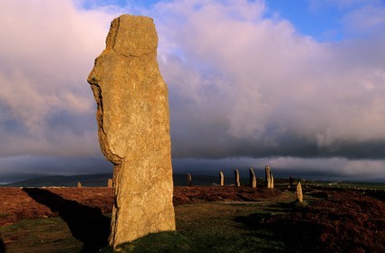 Royaume-Uni, Ecosse, îles Orcades, Mainland, au bord du Loch of Stenness, pierres levées du Ring of Brogar, classées Patrimoine Mondial de l' UNESCO