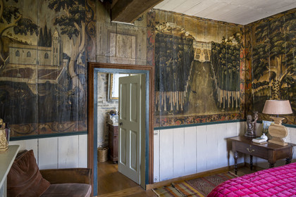 France, Finistère (29), Roscoff, maison d'armateur dite de la Porte Noire construite à la fin XVIème siècle par les frères James et appartenant aujourd'hui à Christian Kulig, chambre du maître avec peintures murales sur cloisons de bois représentant Roscoff au XVIIIème siècle