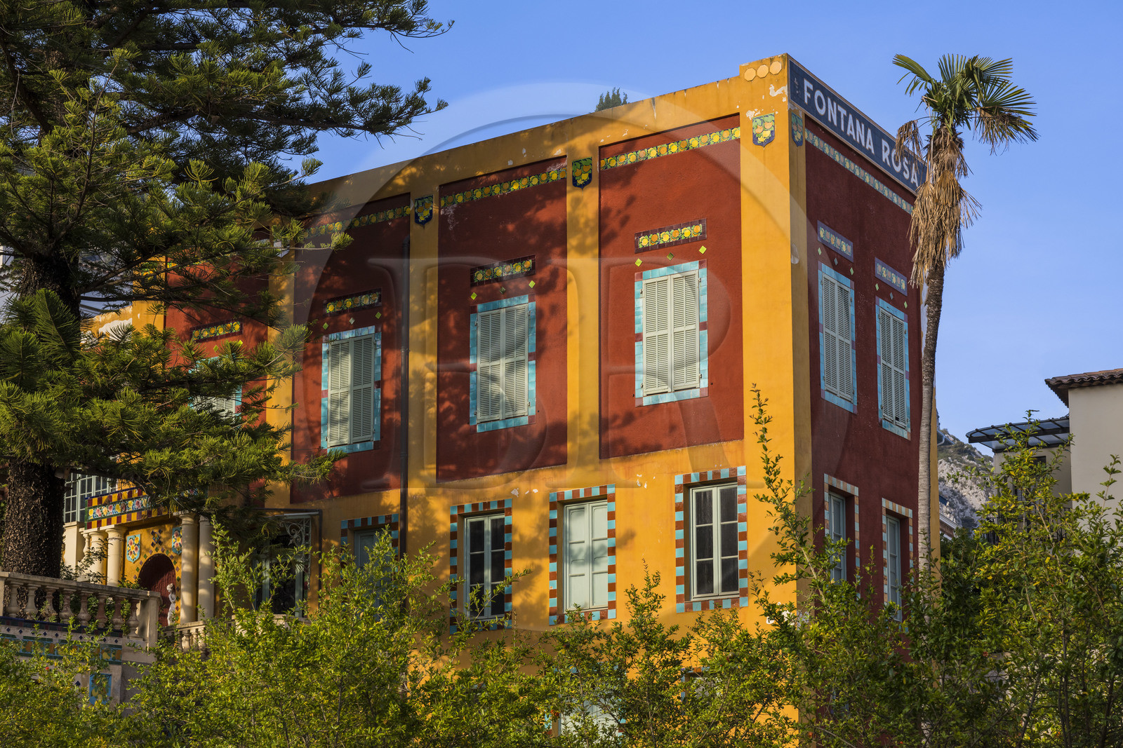 France, Alpes-Maritimes (06), Menton, Jardin Fontana Rosa, villa surélevée ornée de céramiques, qui comprend la bibliothèque ainsi que le cinéma personnels de l'écrivain et scénariste d'origine espagnole Vicente Blasco Ibáñez (1869-1928)