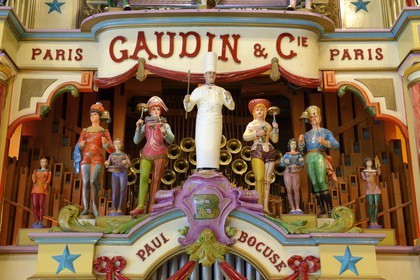 France, Rhône (69), Collonges-au-Mont-d'Or, restaurant L'abbaye de Collonges de Paul Bocuse dédié aux récéptions, limonaire personnalisé