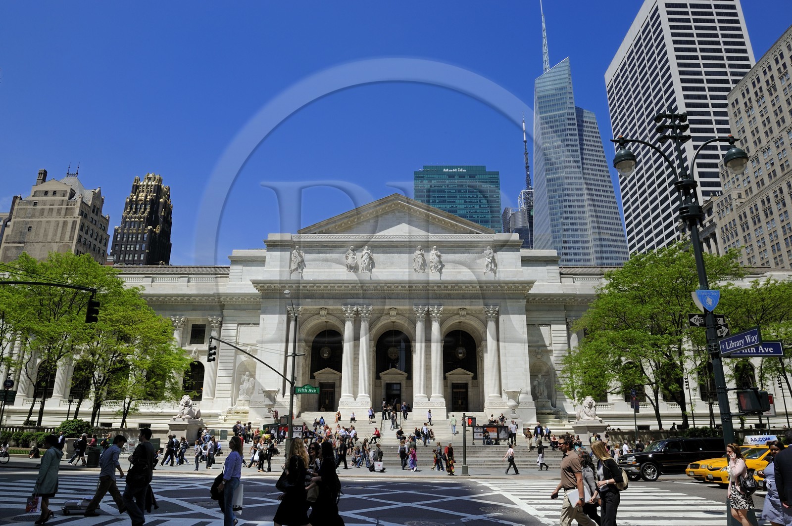 Etats-Unis, New York, Manhattan, Midtown, la New York Public Library sur la 5th Avenue et Bryant Park, en arrière plan à droite la Bank of America Tower (2009)