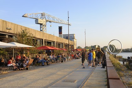France, Loire-Atlantique (44), Nantes, l'Ile de Nantes, le Hangar à Bananes et les anneaux de Buren sur les quais de Loire, groupe de jazz