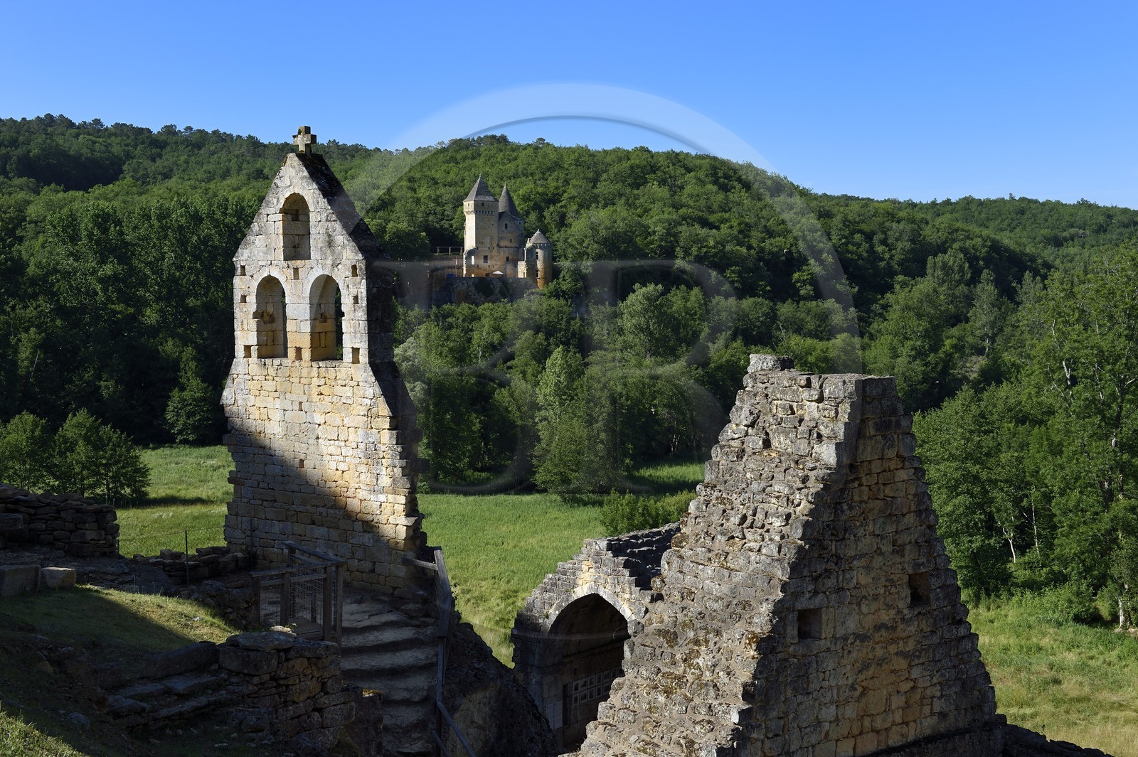 France, Dordogne (24), Périgord Noir, Les Eyzies-de-Tayac-Sireuil, vallée de la Beune, Chateau de Commarque, le pignon de la chapelle Saint-Jean et le Chateau de Laussel