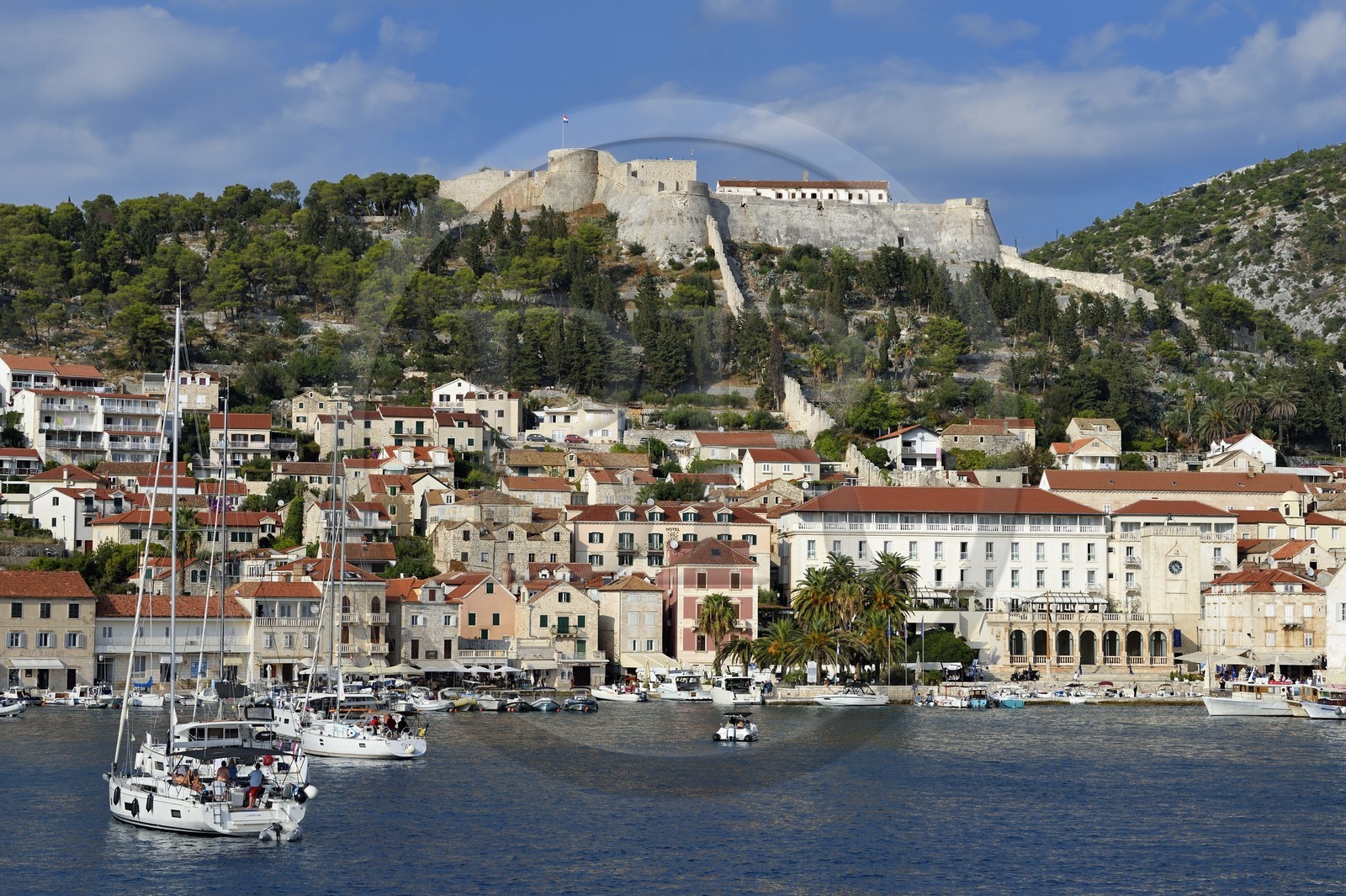 Croatie, Dalmatie, cote dalmate, Ile de Hvar, la ville de Hvar dominé par la Forteresse Espagnole