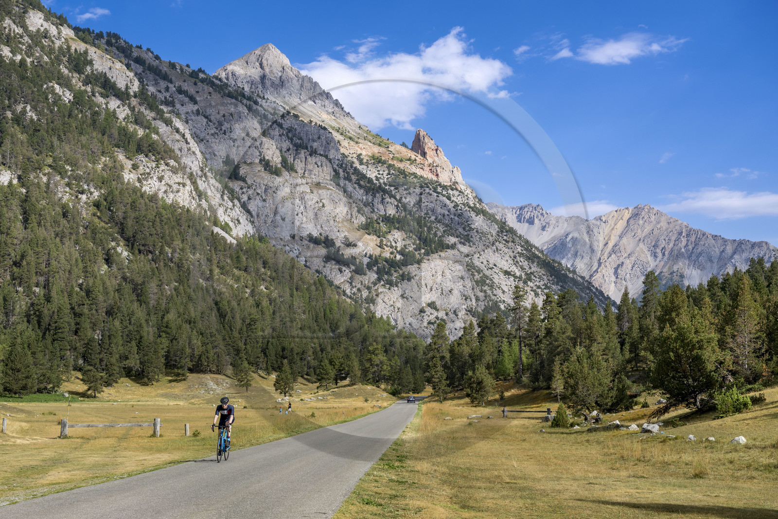 France, Hautes Alpes (05), le Briançonnais, Névache, cyclistes sur la route au col de l'Echelle qui fait la liaison entre la vallée de la Clarée et la vallée Etroite