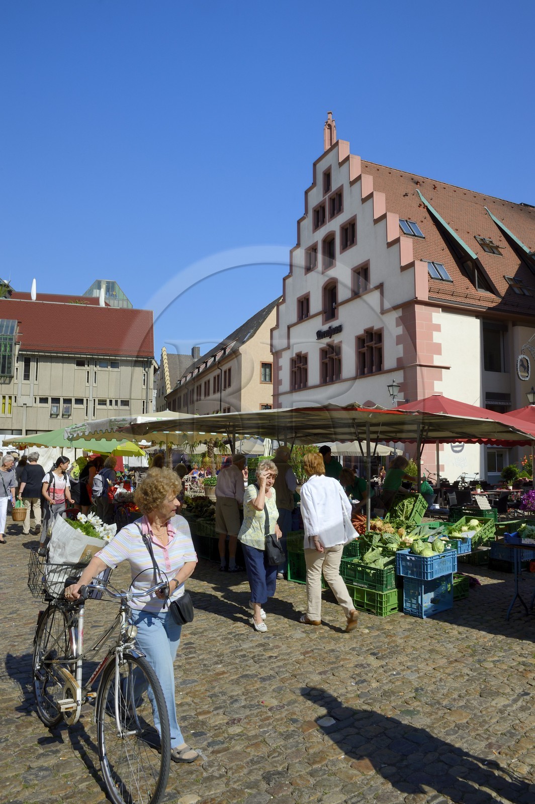 Allemagne, Bade-Wurtemberg, Fribourg en Brisgau, jour de marché sur la Munsterplatz, maison à pignon en arrière plan