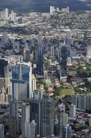 Panama, Panama City, le Soho Mall - tour HSBC à gauche et la Tour F & F connue sous le nom de la Tour de la Révolution ou encore El Tornillo (la vis) à droite (vue aérienne)